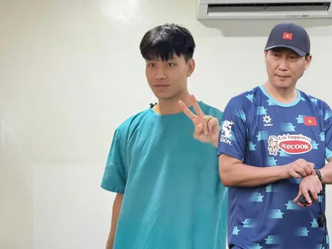 Cựu sao nhà bầu Đức nhập viện, HLV Kim Sang-sik thêm "đau đầu"