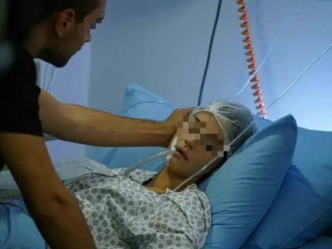 Cô gái 22 tuổi tử vong sau 5 ngày viêm họng, bác sĩ cảnh báo: Có 5 dấu hiệu này phải đi khám gấp!