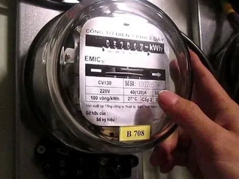 Hóa đơn tiền điện tăng cao bất thường, có nên lắp công tơ phụ để đối chứng?
