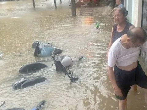 Đường phố Lào Cai biến thành sông sau mưa lớn
