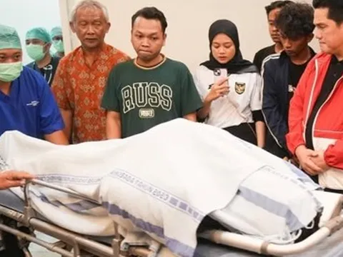 Cổ động viên Indonesia qua đời giữa trận đấu