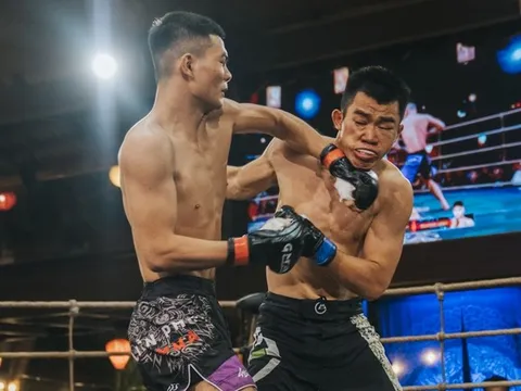 Tung 25 cú đấm trong 13 giây, học trò Johnny Trí Nguyễn hạ gục võ sĩ MMA