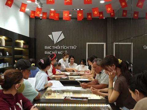 Giá bạc lập đỉnh cao nhất hơn một thập kỷ, người dân xếp hàng mua khiến bạc "cháy hàng"