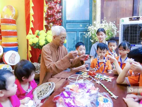 Đồ chơi Trung thu xưa qua bàn tay trẻ nhỏ