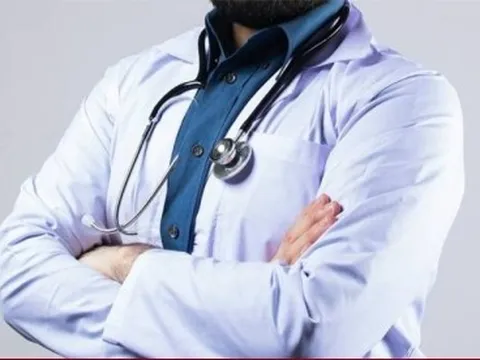 Người nhà lẻn vào phòng khám, nhét phong bì vào áo rồi tố cáo bác sỹ nhận hối lộ