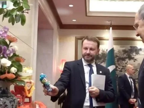 Khám phá dinh thự nơi Trung Quốc tiếp đón Tổng thống Nga Putin: Ngoại trưởng Lavrov hỏi 'Labubu đâu rồi?'