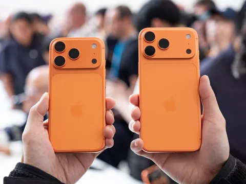 Trên tay iPhone Air siêu mỏng và iPhone 17 Pro Max màu Cam Vũ trụ, có xấu thật không?