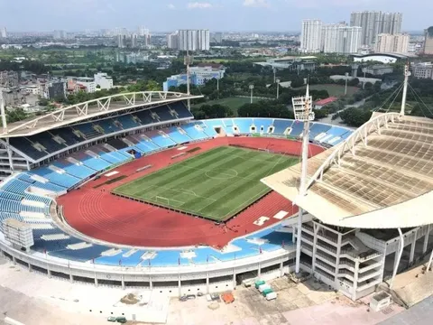 Mặt cỏ sân Mỹ Đình đang được cải tạo