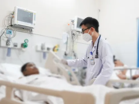 Người đàn ông đi làm ruộng về nhiễm trùng nguy kịch