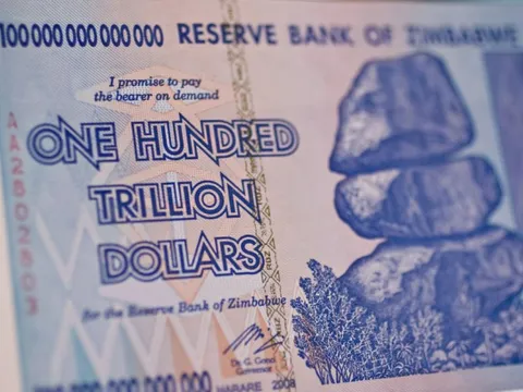 Đồng tiền mất giá, người dân Zimbabwe lâm vào cảnh ‘tiền nhiều để làm gì’