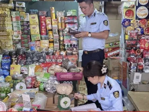 Hà Nội thu giữ hơn 1000 bánh Trung thu và nhiều đồ chơi trẻ em không rõ nguồn gốc