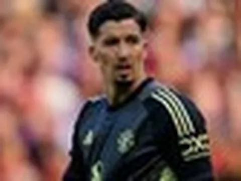 Ruben Amorim hy vọng Altay Bayindir có thể sánh ngang với Van der Sar trong trận derby
