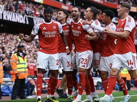 Tân binh tỏa sáng, Arsenal thắng đậm Nottingham Forest chiếm ngôi đầu