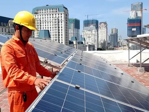 Phạt lắp điện mặt trời mái nhà nếu không thông báo: Người dân lo thêm thủ tục, EVN nói gì?