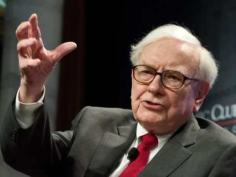 Thẳng tay rót gần 1 tỷ USD vào cổ phiếu tăng 7,450%: Warren Buffett không thể 'ngó lơ' AI dù liên tục xả cổ phiếu Mỹ, vì sao?