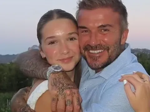 David Beckham khiến con gái út - Harper - "ngượng chín mặt" ở trường vì 1 hành động cực "sến"!