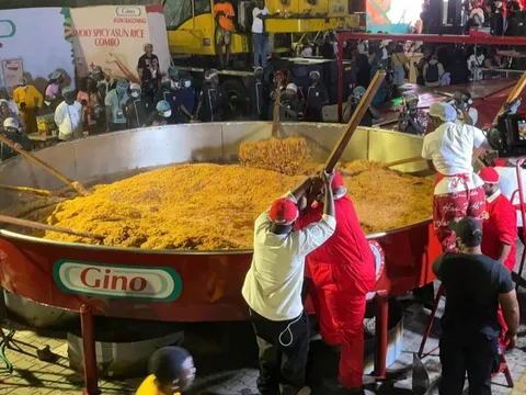 Nấu nồi cơm jollof siêu to để lập kỷ lục Guinness thế giới