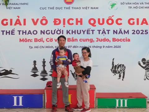Chuyện tình của đôi vợ chồng đường bơi khuyết tật