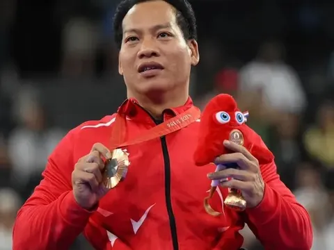 Lực sĩ thể thao người khuyết tật Lê Văn Công được Đại sứ quán Pháp tặng huy chương thanh niên