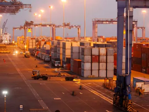 Nghịch lý của một 'khách sộp' vừa nhận liên tiếp 2 tàu chở dầu Nga: Gần 300.000 tấn dầu cập cảng dù vừa tuyên bố 'cấm cửa' các tàu bị phương Tây trừng phạt