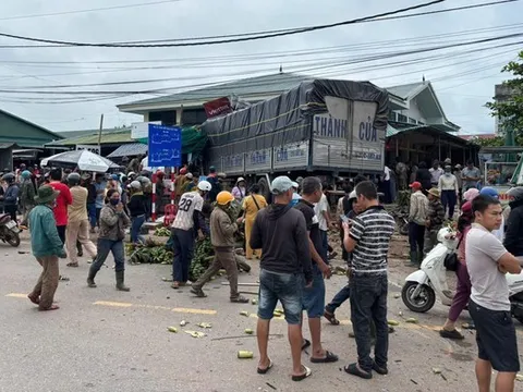 Kinh hoàng xe tải lao vào chợ chuối khiến 6 người thương vong