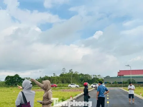 Cảnh tượng ‘cò đất’ ùn ùn đổ về, ô tô đậu kín đường làng sau công bố quy hoạch