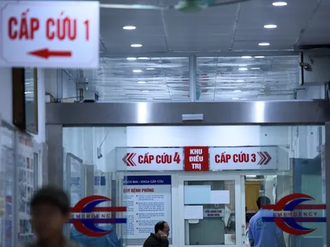 Cô gái trẻ ở Hưng Yên nhập viện cấp cứu vì thường xuyên thức khuya lướt điện thoại