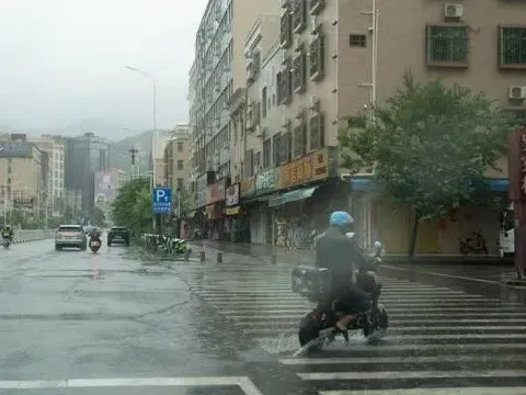 Bão Mitag đổ bộ miền Nam Trung Quốc, hàng loạt trường học và tuyến giao thông ngừng hoạt động