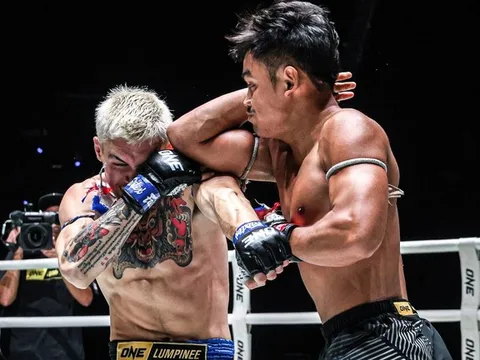 Đấm trượt đối thủ, võ sĩ muay Thái bất ngờ ôm bụng gục ngã