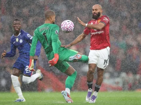 Thủ môn Chelsea lên tiếng sau khi bị đuổi khỏi sân chỉ sau 5 phút trong trận thua Man Utd