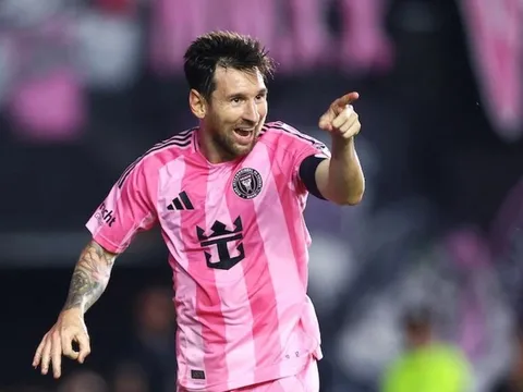 Hành động "lén lút" của trọng tài và Messi gây tranh cãi