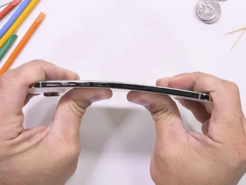 iPhone Air mỏng dính nhưng không thể bẻ gãy, phải dùng máy áp lực gần 100kg mới chịu cong