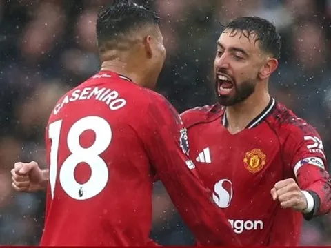 Kết quả Ngoại Hạng Anh: Thủ môn bị đuổi sau 5 phút, Chelsea thua Man Utd
