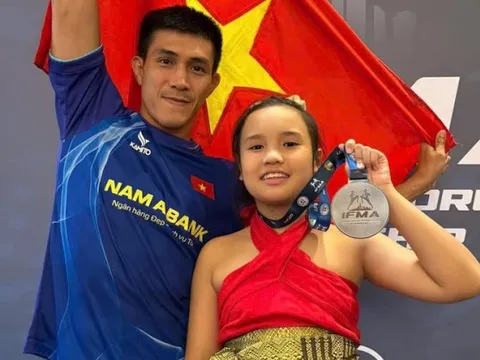 Hổ phụ sinh hổ tử: Ái nữ nhà võ sĩ Nguyễn Trần Duy Nhất giành liên tiếp 2 HCB ở giải Muay trẻ thế giới