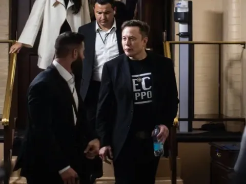 Lời hứa suông của Elon Musk: Suốt cả mùa hè làm việc xuyên đêm, ngủ tại văn phòng của startup 2 năm tuổi, bỏ mặc Tesla đối phó với khó khăn