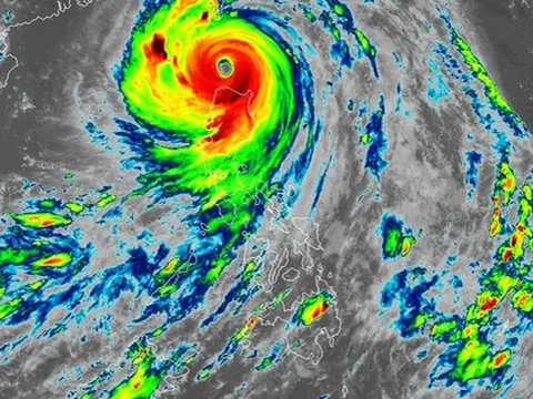 Siêu bão Ragasa quần thảo Philippines, toàn khu vực báo động