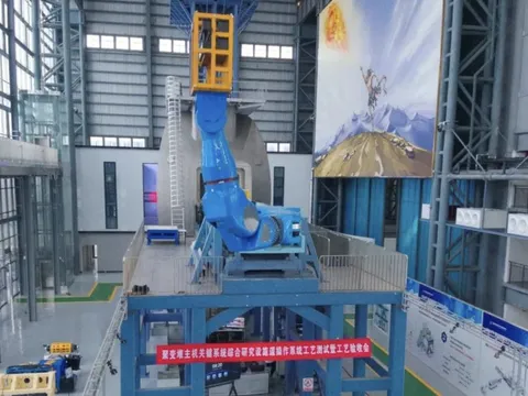 Không gì là không thể ở Trung Quốc: Ra mắt ‘quái vật’ 3 tay nâng ‘ngon ơ’ vật nặng 60 tấn, gấp 30 lần công suất của máy Nhật, phục vụ giấc mơ ‘đuổi theo’ Mặt trời