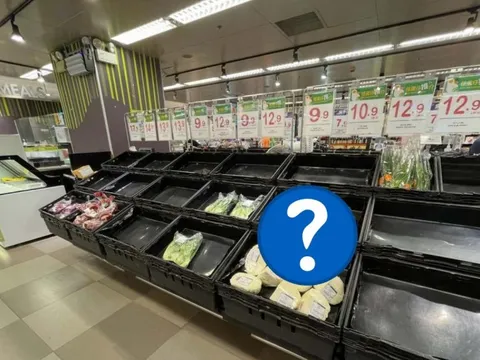 Cảnh tượng ở siêu thị Hong Kong (Trung Quốc) hiện tại: Người dân đổ xô mua sắm, chuẩn bị trước bão Ragasa, duy nhất mặt hàng này bị “ghẻ lạnh"