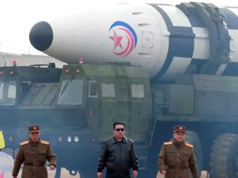 Chủ tịch Kim Jong-un tuyên bố Triều Tiên sở hữu 'vũ khí bí mật'