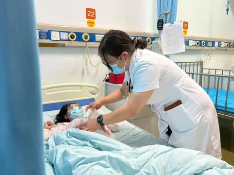 Bé 13 tuổi bất ngờ bị suy thận, suy tim: Bố mẹ bật khóc, hối hận vì không làm điều này sớm hơn