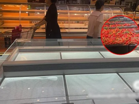 Siêu thị Trung Quốc trước siêu bão Ragasa: Kệ hàng trống trơn nhưng 3 loại rau vẫn "ế chỏng chơ", netizen thắc mắc lý do