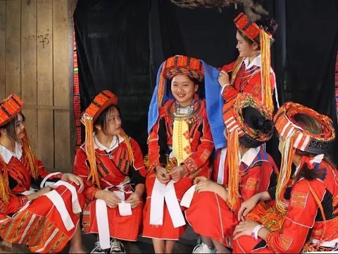 Hỗ trợ trang phục, tập huấn, dựng phim để gìn giữ lễ hội truyền thống