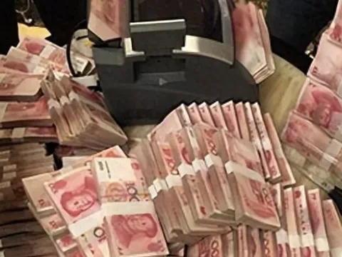 Người đàn ông gửi 297 tỷ vào ngân hàng, nhưng khi rút tiền nhân viên lại nói: "Anh không được động vào số tiền này!"