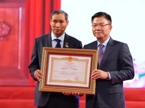 HLV Mai Đức Chung được trao tặng danh hiệu Anh hùng Lao động