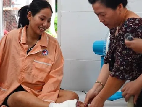 Kỳ tích y học: Bác sĩ cấy bàn tay phải vào cẳng chân thai phụ, "giữ lại tay để em được ôm con"