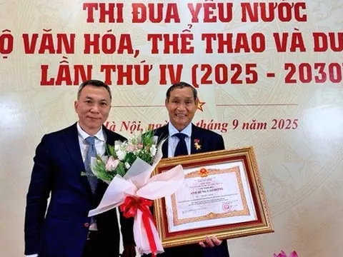 HLV Mai Đức Chung nhận danh hiệu Anh hùng Lao động