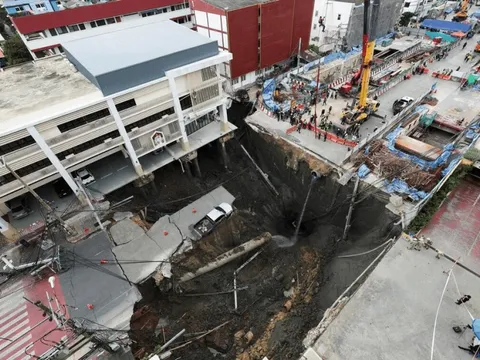 Vụ "hố tử thần" sâu 50m giữa lòng Bangkok: Hơn 50.000 bao cát được dùng để lấp khe hở, hé lộ nguyên nhân ban đầu