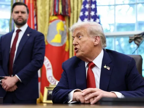 Ông Trump áp thuế 30% với đồ nội thất, 100% với dược phẩm có thương hiệu
