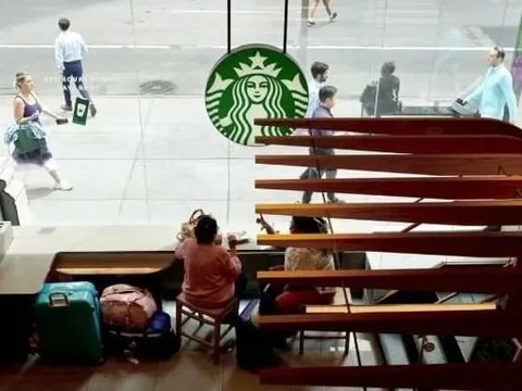 Starbucks tiếp tục sa thải gần 1.000 nhân viên, đóng 400 cửa hàng: Thiệt hại lên tới 1 tỷ USD!