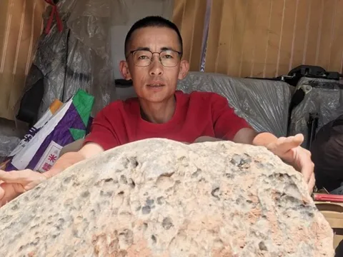 Đào đất hơn 10 tiếng, người đàn ông phát hiện vật thể lạ nặng tới 423 kg khiến giới khoa học kinh ngạc